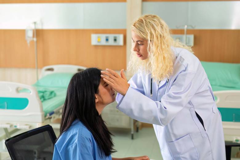 doktor-gleda-pacijenta