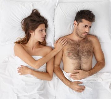 nesrecnan muskarac u krevetu sa zenom koja ga tesi