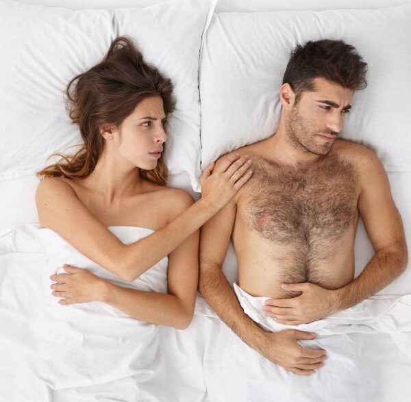 nesrecnan muskarac u krevetu sa zenom koja ga tesi