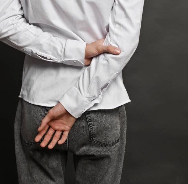 osoba ima problem sa hemoroidima