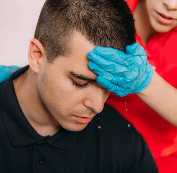 covek za temperaturom koga pregledava doktorka