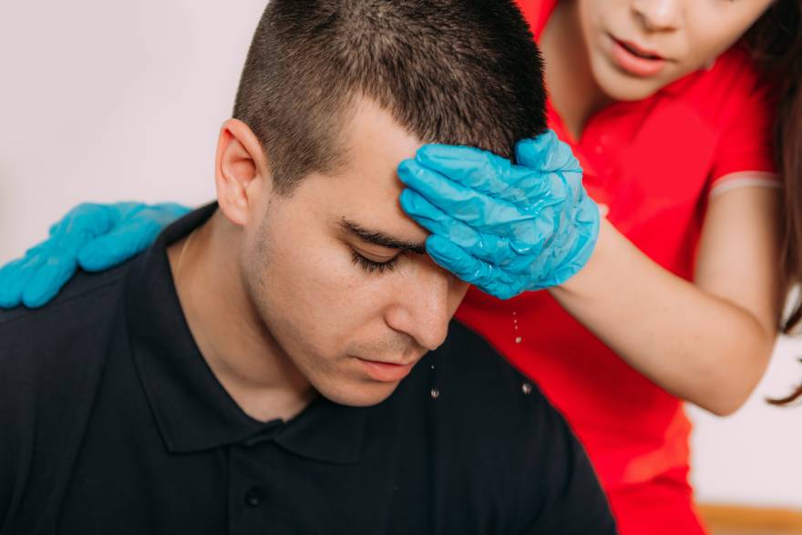 covek za temperaturom koga pregledava doktorka