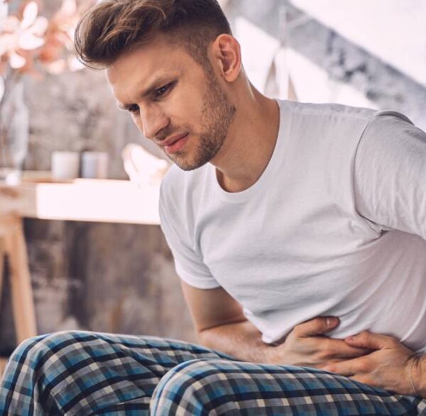 muskarac sedi dok ga boli stomak