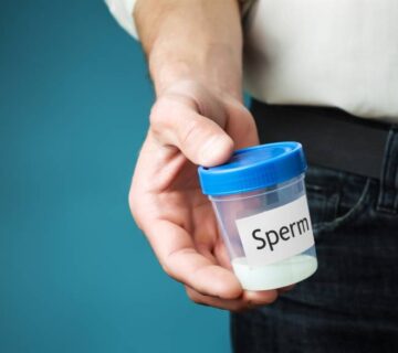 Čovek drži bočicu sa spermom