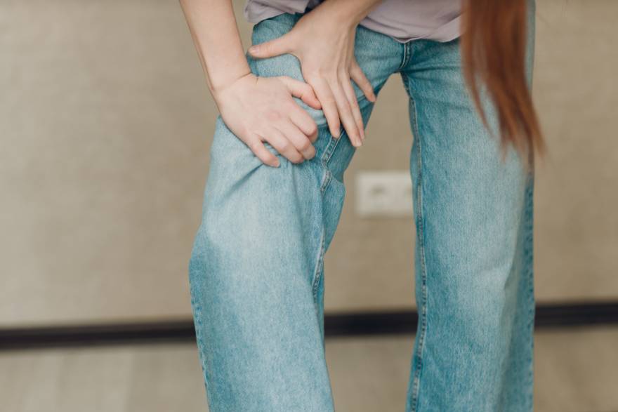 devojka sa bolom u preponi