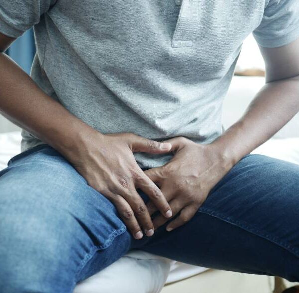 Osoba se drži za preponu u bolovima